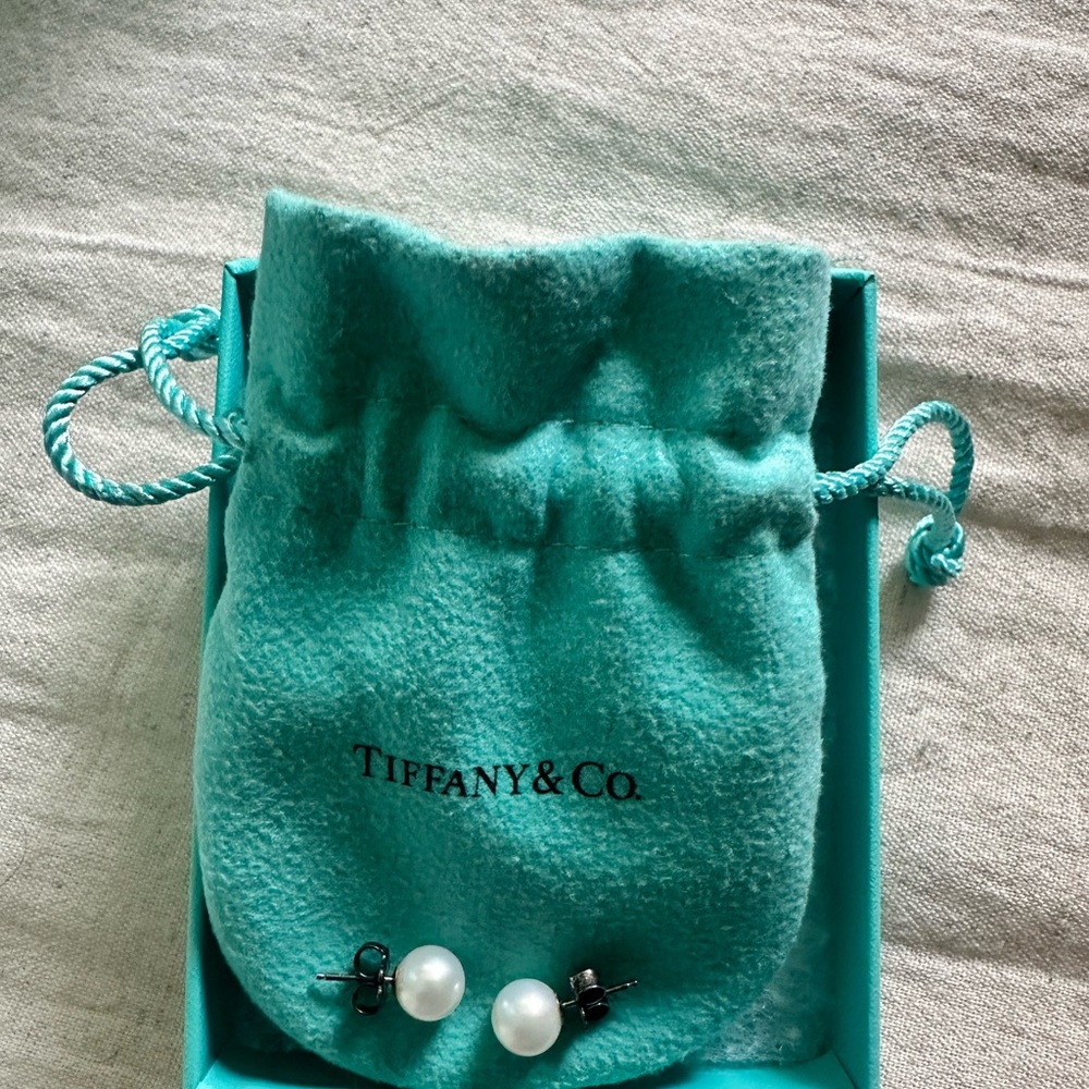 Tiffany & Co. Pearl Stud Earrings with Turquoise Pouch